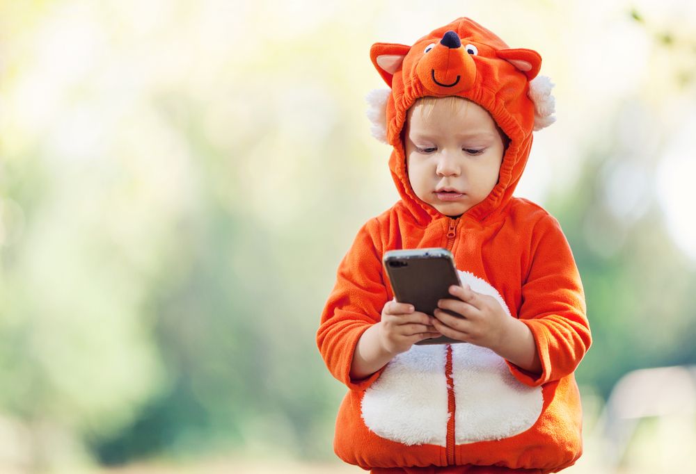Când ar trebui să îi cumperi un telefon copilului tău - ce spun psihologii?
