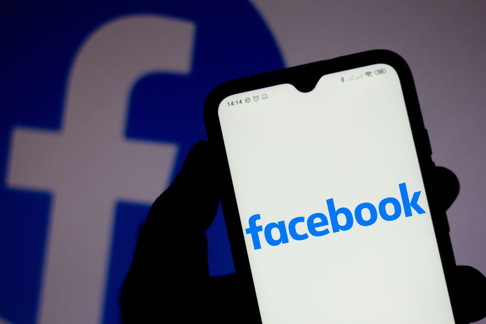 Facebook a dezactivat modul întunecat (dark) pe mai multe telefoane