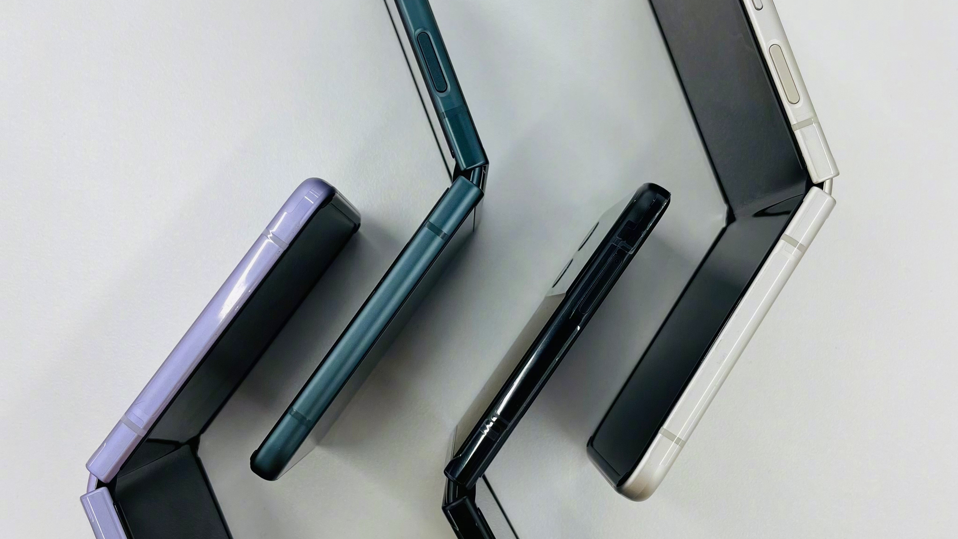 Samsung Galaxy Z Flip 4: Cum arată și ce specificații are telefonul pliabil care se va lansa în august? (FOTO+VIDEO)