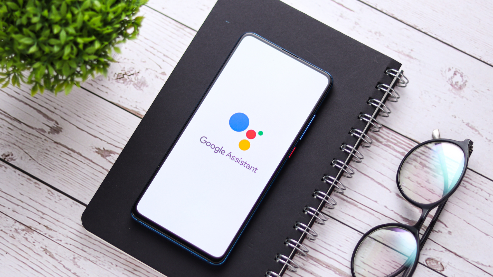 Cum schimbi vocea asistentului Google (Google Assistant, Hey, Google) pe orice telefon?