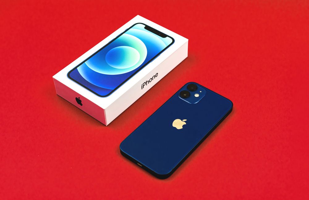 iPhone 12, cel mai bine vândut telefon în 2021