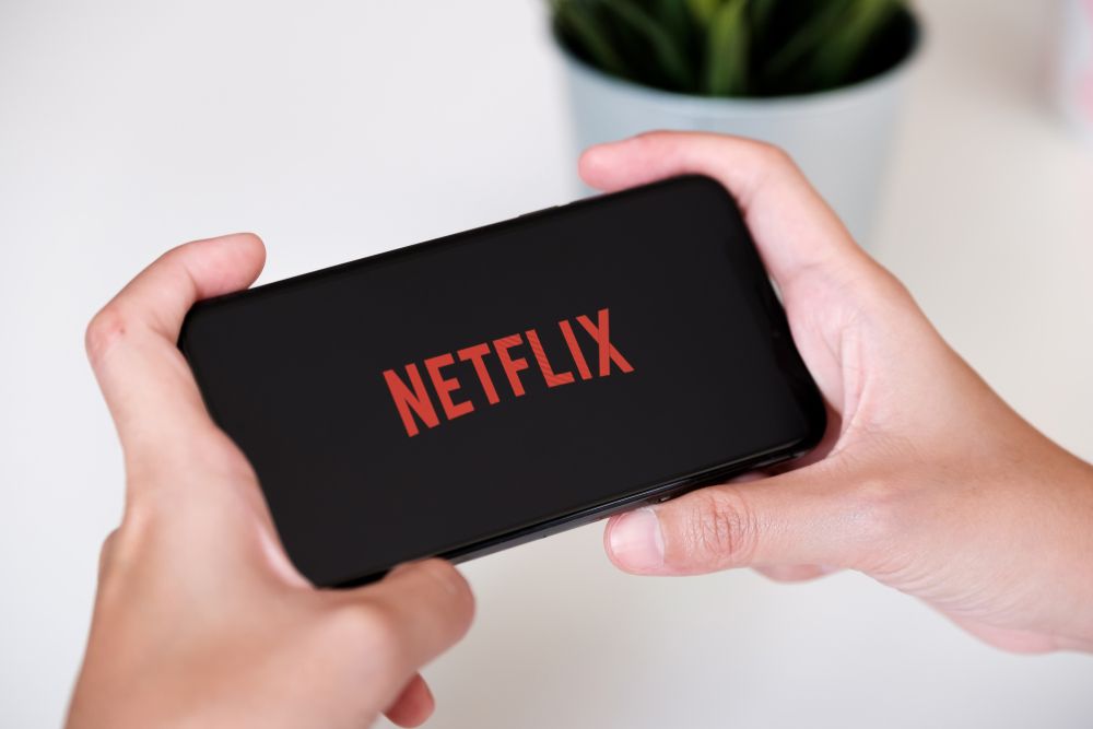E OFICIAL! Netflix introduce reclame pe platformă