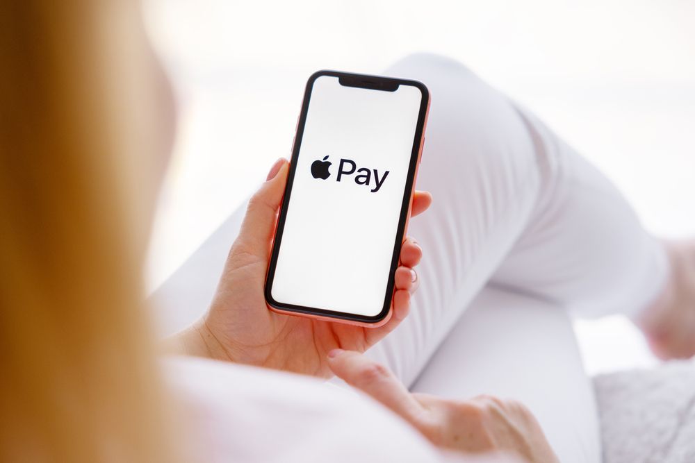 Folosești Apple Pay? În curând vei putea plăti cumpărăturile în rate!