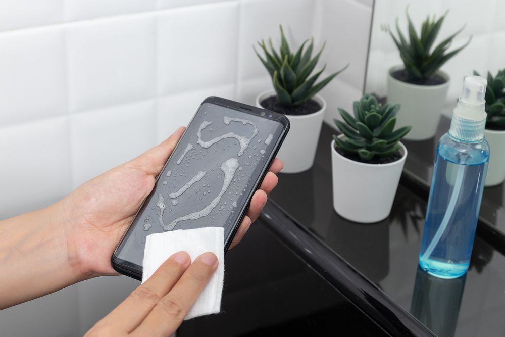 7 produse care ți-ar putea distruge telefonul, dacă le folosești pentru a-l dezinfecta