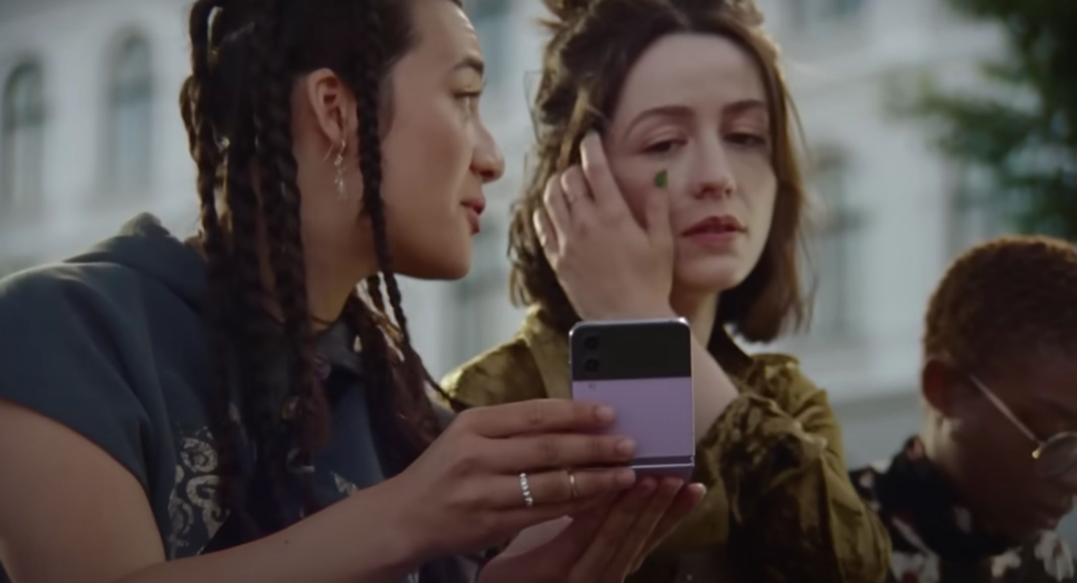 (VIDEO) „Join the Flipside”, clipul viral cu care Samsung vrea să convertească fanii Apple