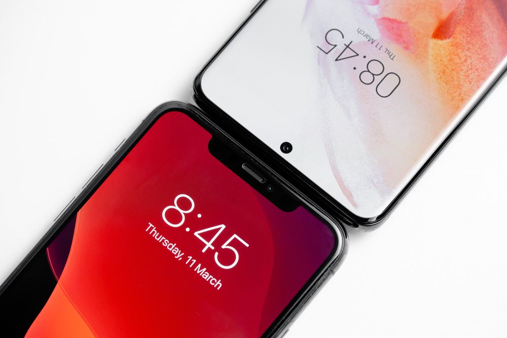 Apple și Samsung reduc drastic producția de telefoane în 2022