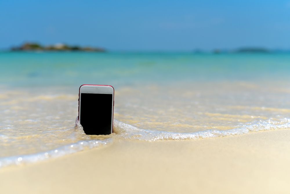 Ce faci dacă ai scăpat telefonul în apă?