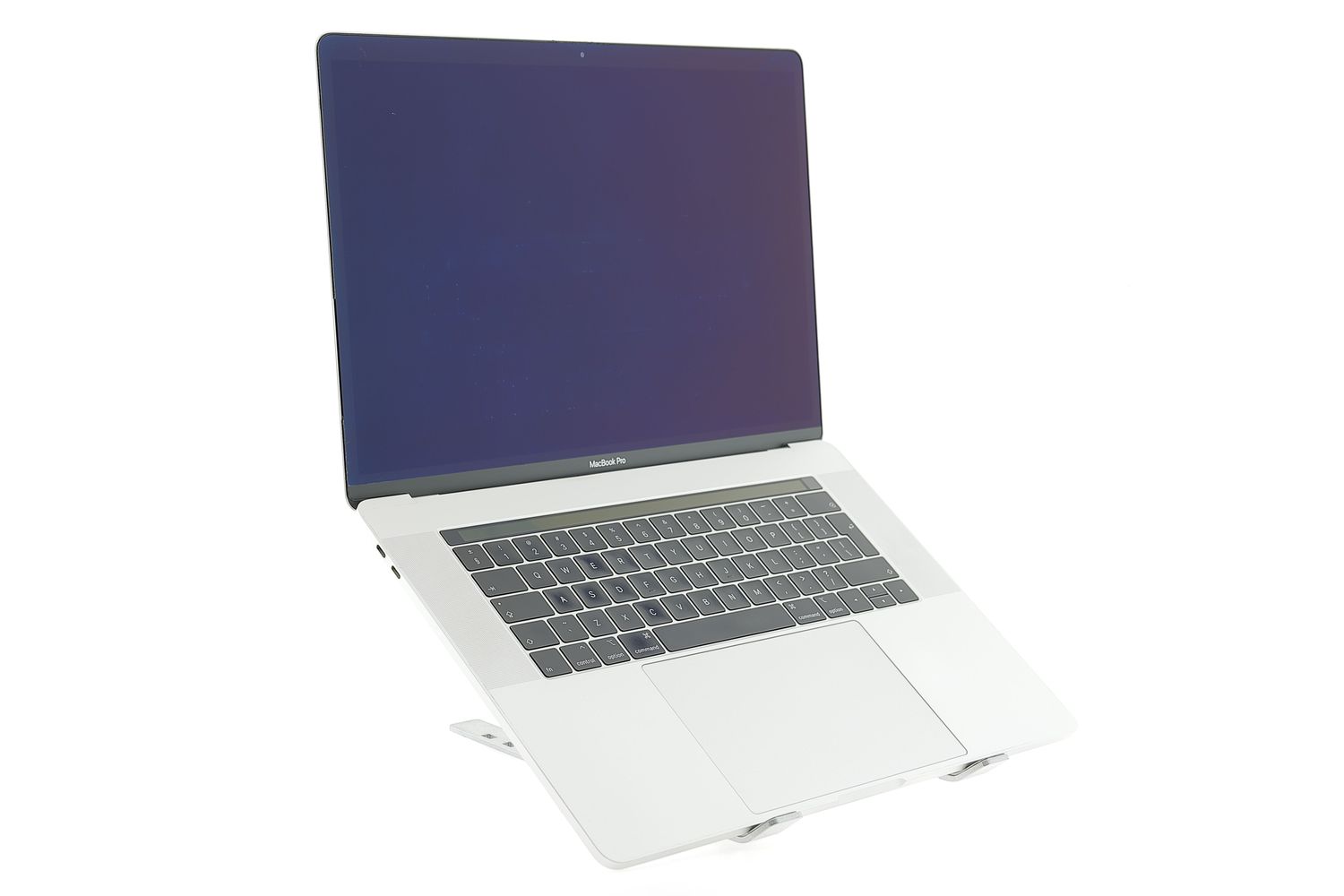 Apple MacBook Pro 15″ Touch Bar 2018, i7 2.2 GHz, 16 GB, AMD Radeon Pro 555X 512 GB Silver - Добро