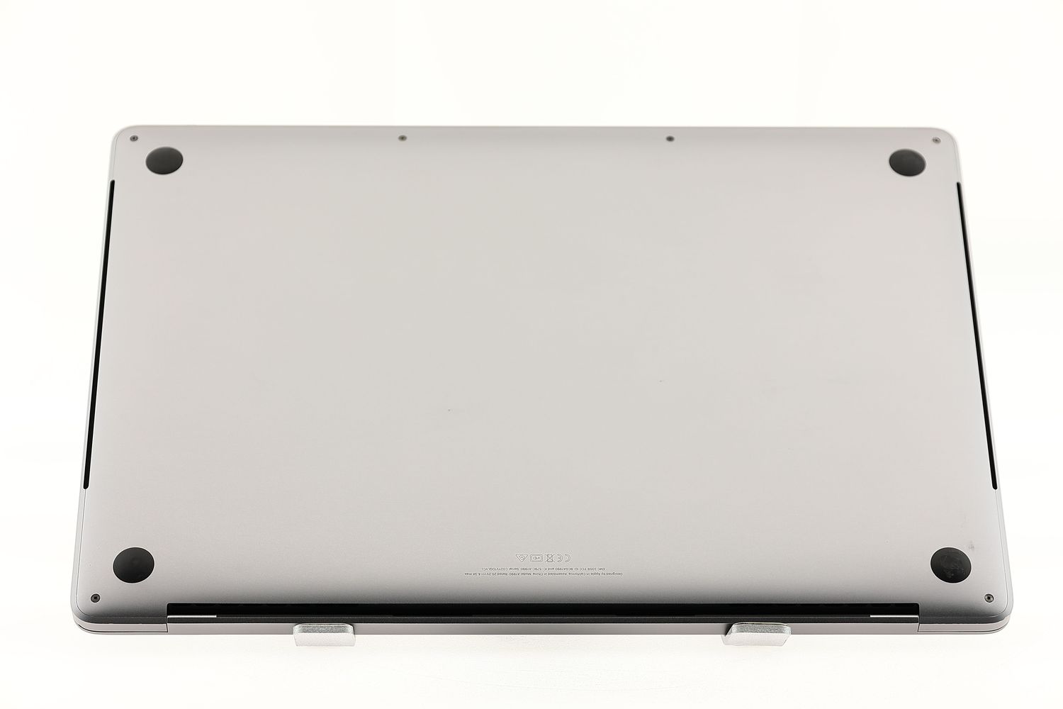 Apple MacBook Pro 15″ Touch Bar 2019, i9 2.4 GHz, 32 GB, AMD Radeon Pro Vega 20 1 TB Space Gray - Foarte bun