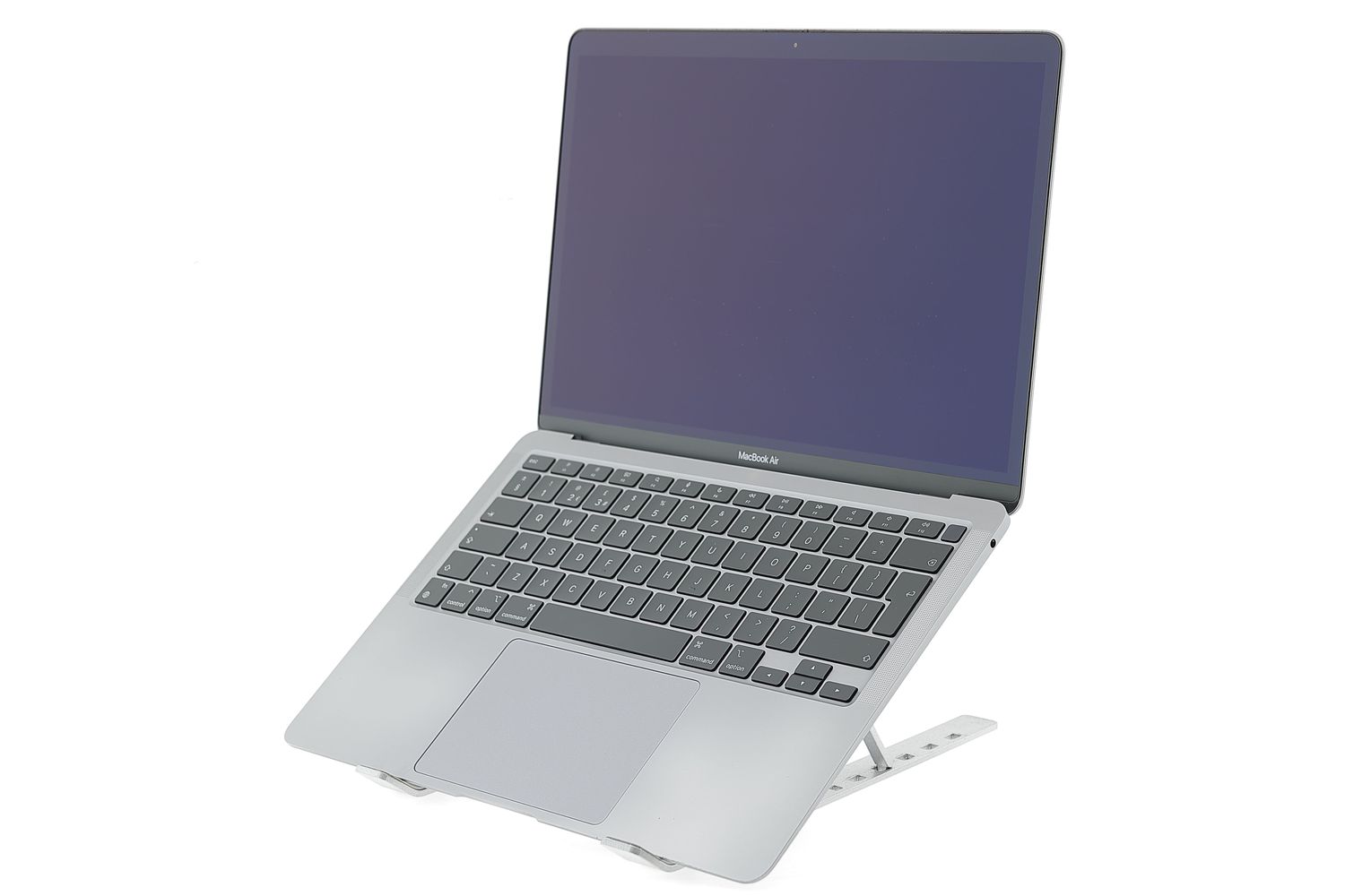 Apple MacBook Air 13″ 2020, i3 1.1 GHz, 8 GB, Intel Iris Plus 256 GB Space Gray - Jó