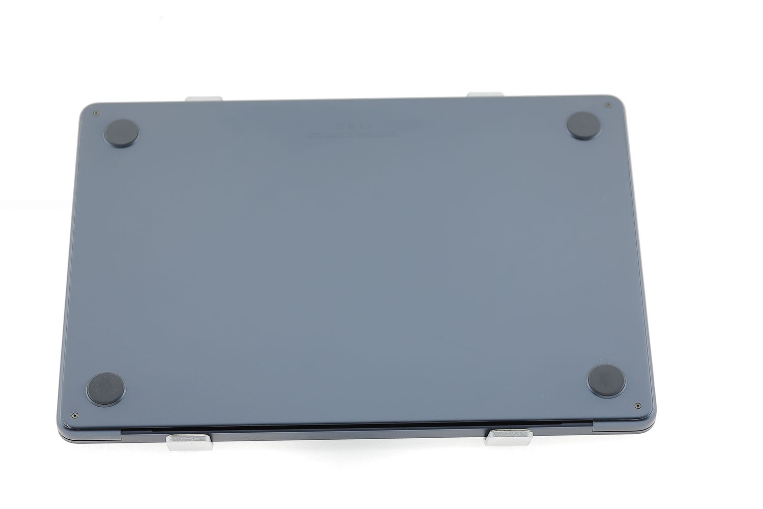 Apple MacBook Air 13″ 2022, M2 8 Cores, 24 GB, 10 core GPU 1 TB Midnight - Много добро