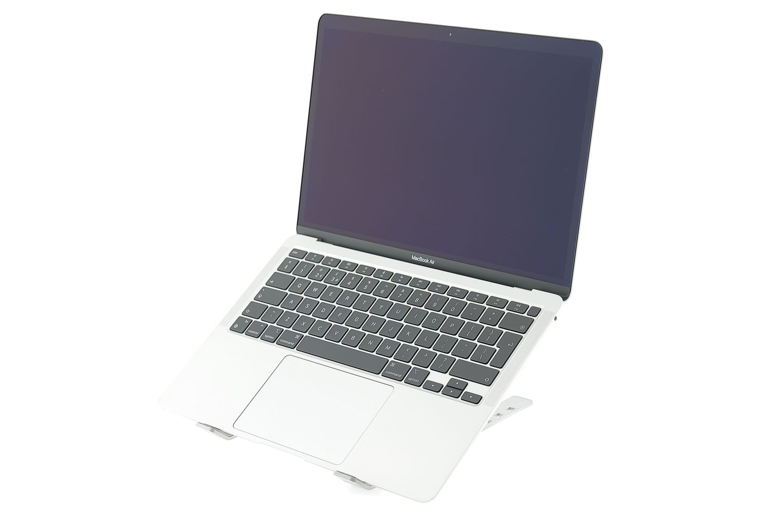 Apple MacBook Air 13″ 2020, i3 1.1 GHz, 8 GB, Intel Iris Plus 256 GB Silver - Много добро