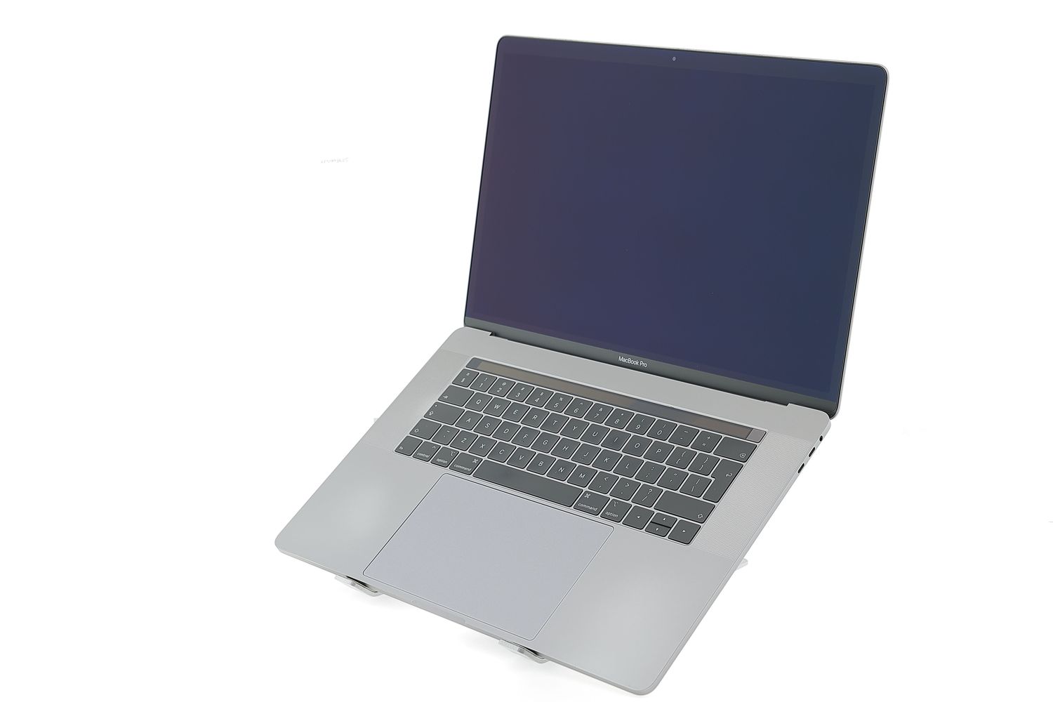 Apple MacBook Pro 15″ Touch Bar 2018, i7 2.6 GHz, 16 GB, AMD Radeon Pro 555X 256 GB Space Gray - Отлично