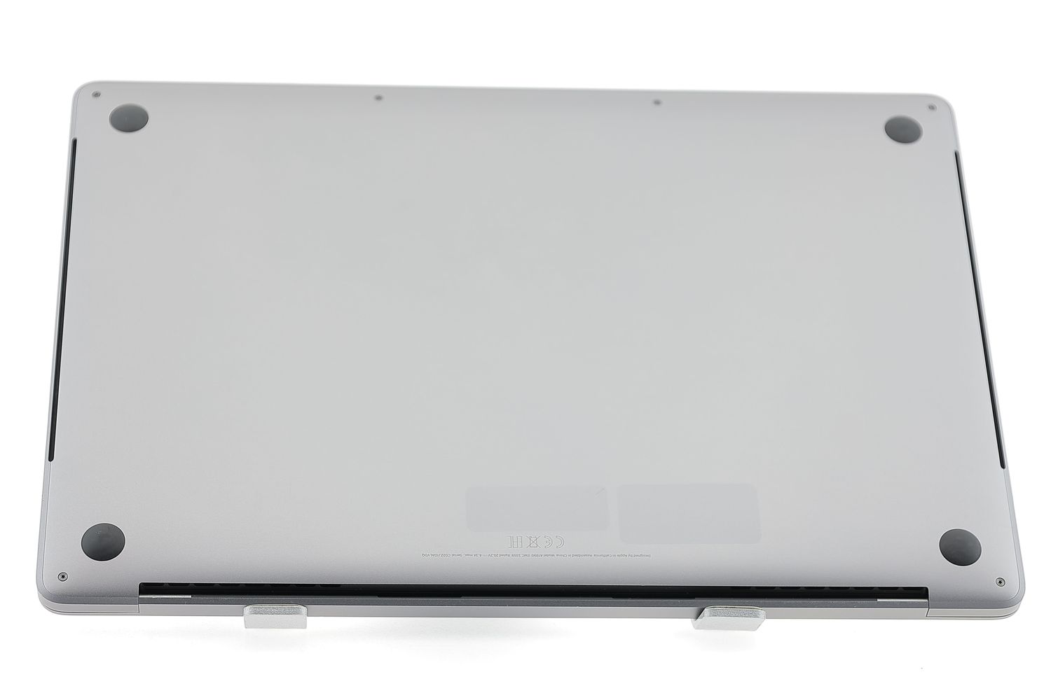 Apple MacBook Pro 15″ Touch Bar 2019, i7 2.6 GHz, 16 GB, AMD Radeon Pro 555X 256 GB Space Gray - Отлично