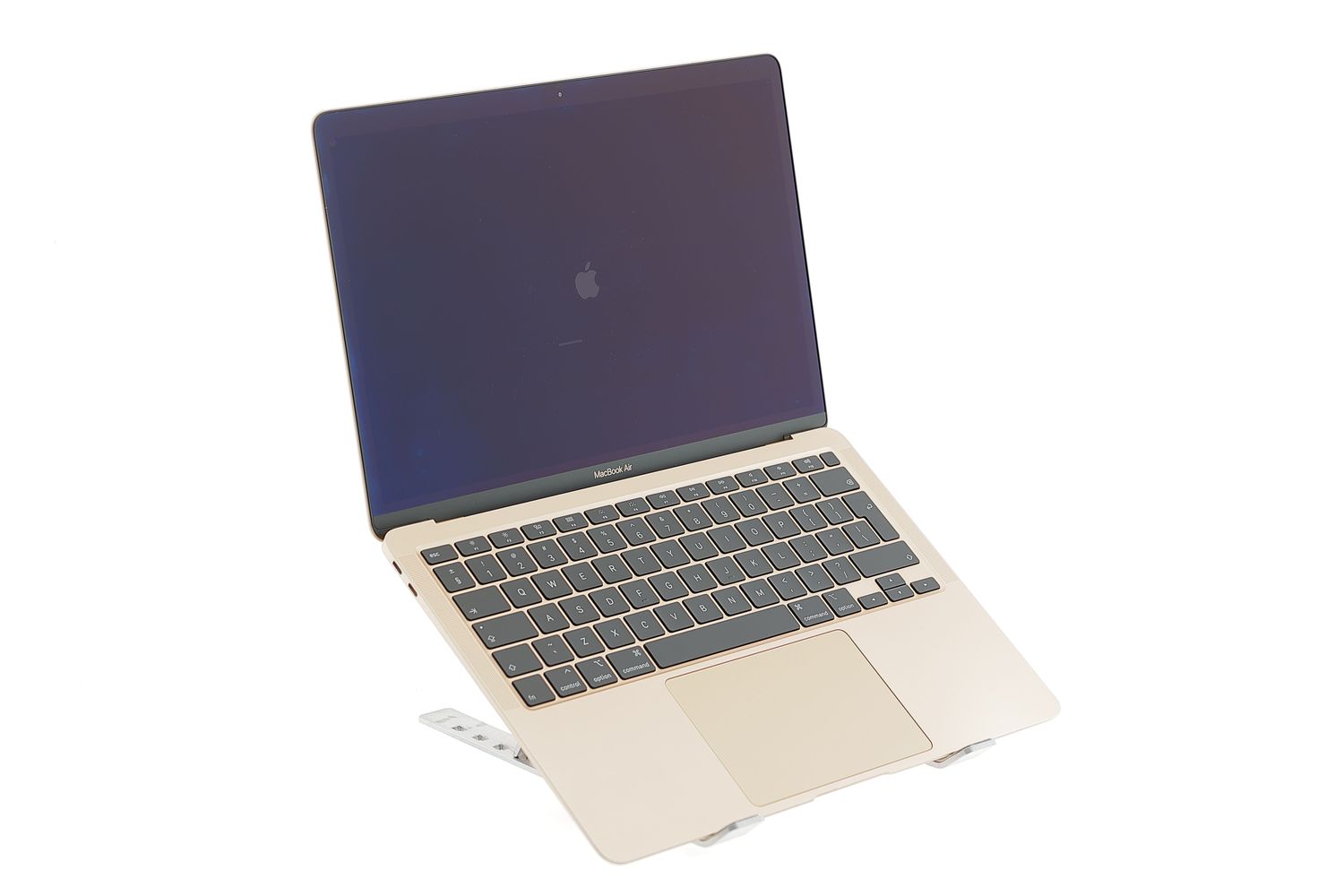 Apple MacBook Air 13″ 2020, i3 1.1 GHz, 8 GB, Intel Iris Plus 256 GB Gold - Nagyon jó