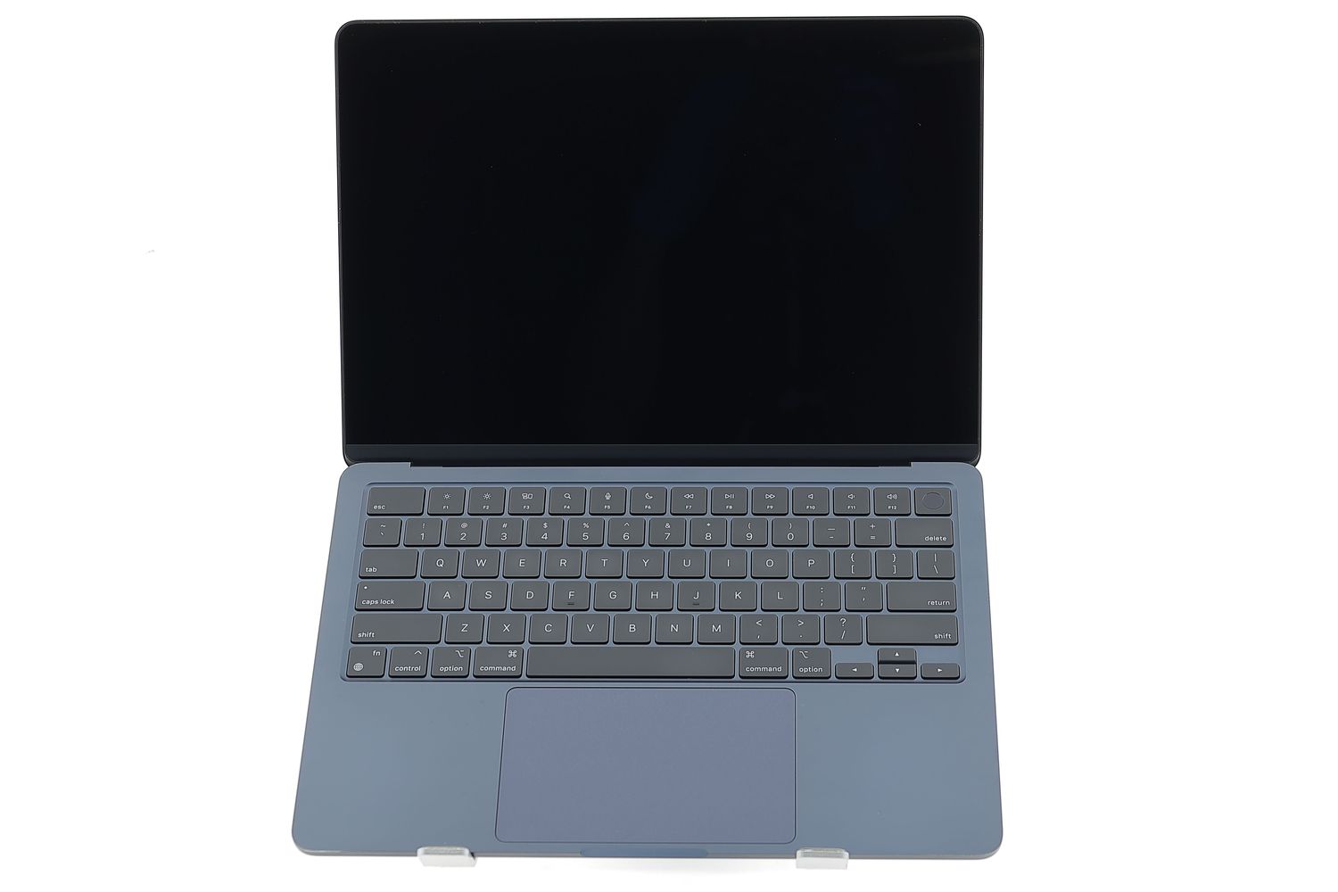 Apple MacBook Air 13″ 2022, M2 8 Cores, 8 GB, 8 core GPU 256 GB Midnight - Nagyon jó