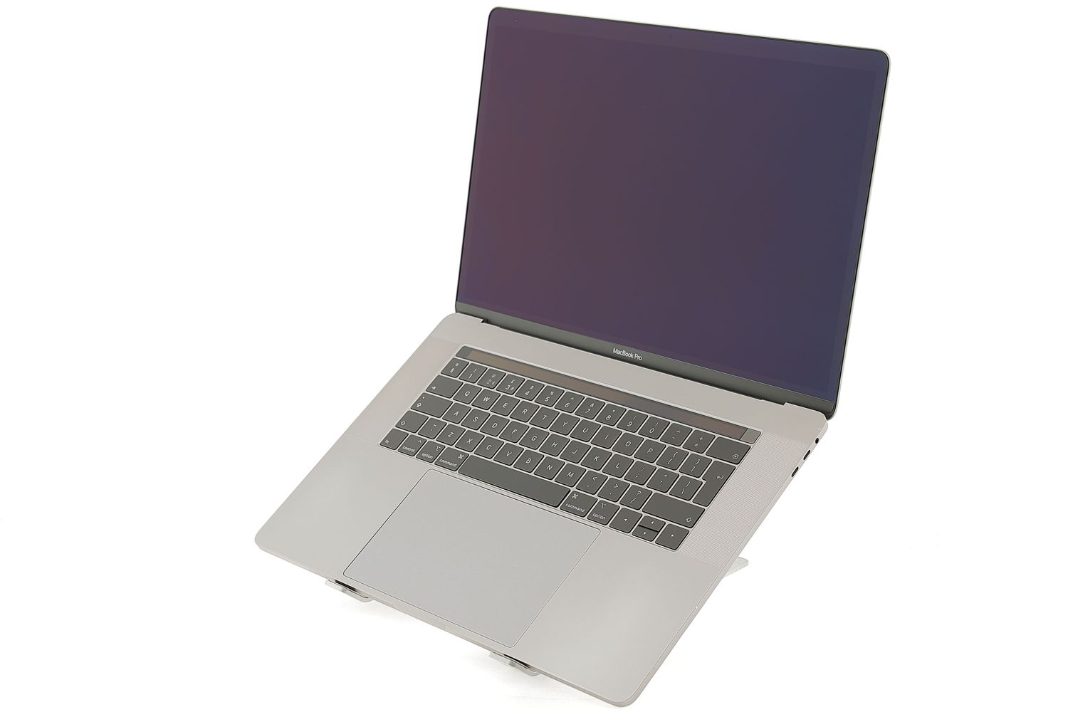 Apple MacBook Pro 15″ Touch Bar 2017, i7 2.8 GHz, 16 GB, AMD Radeon Pro 555 256 GB Space Gray - Nagyon jó
