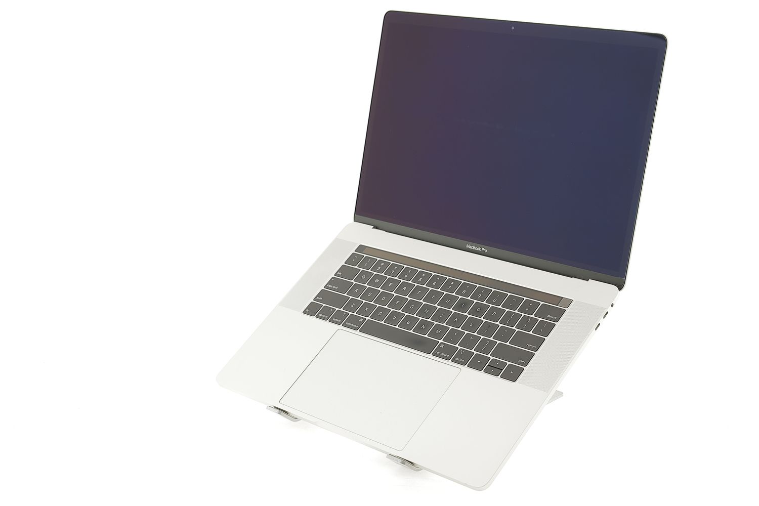 Apple MacBook Pro 15″ Touch Bar 2019, i9 2.4 GHz, 32 GB, AMD Radeon Pro 560x 1 TB Silver - Ca nou