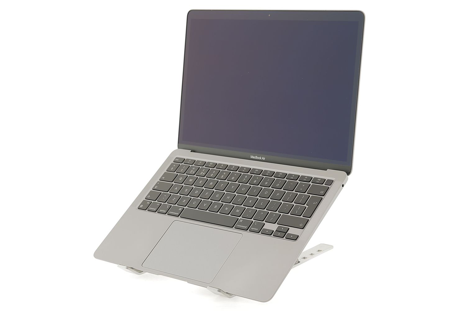 Apple MacBook Air 13″ 2020, i3 1.1 GHz, 8 GB, Intel Iris Plus 256 GB Space Gray - Excelent