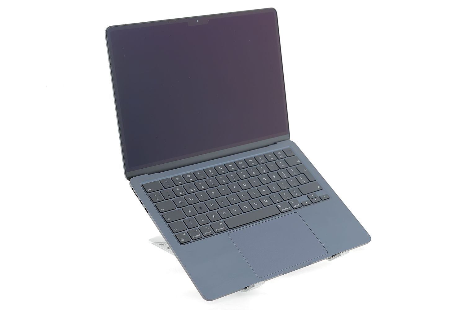 Apple MacBook Air 13″ 2022, M2 8 Cores, 24 GB, 10 core GPU 1 TB Midnight - Много добро