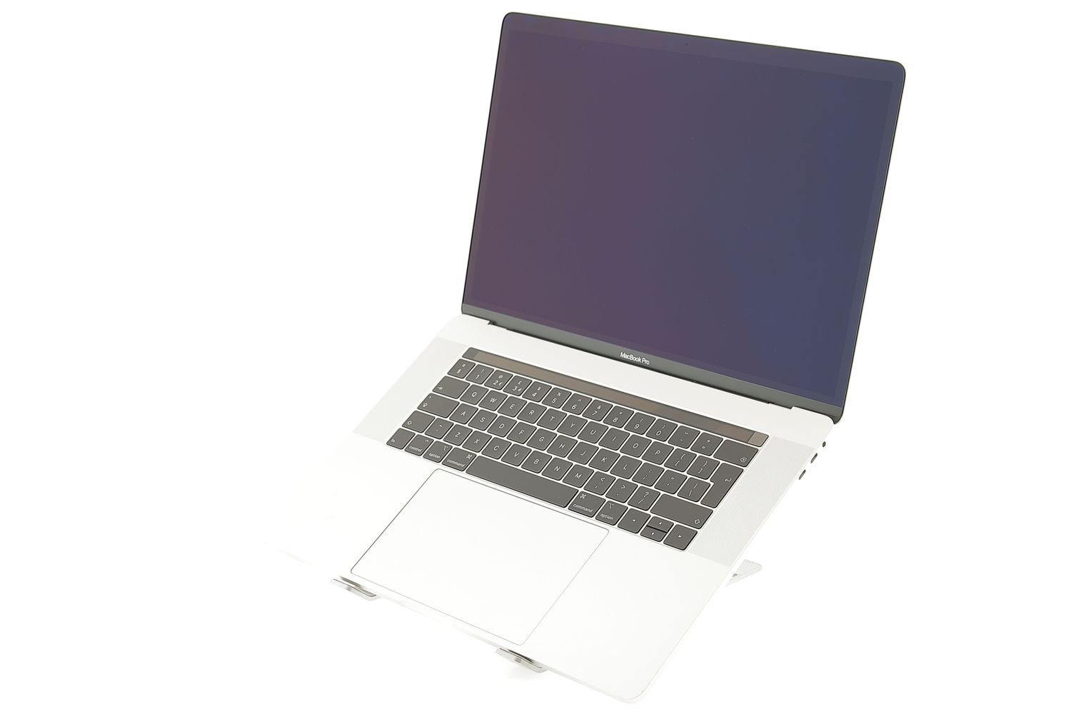 Apple MacBook Pro 15″ Touch Bar 2018, i7 2.6 GHz, 16 GB, AMD Radeon Pro 560X 512 GB Silver - Много добро