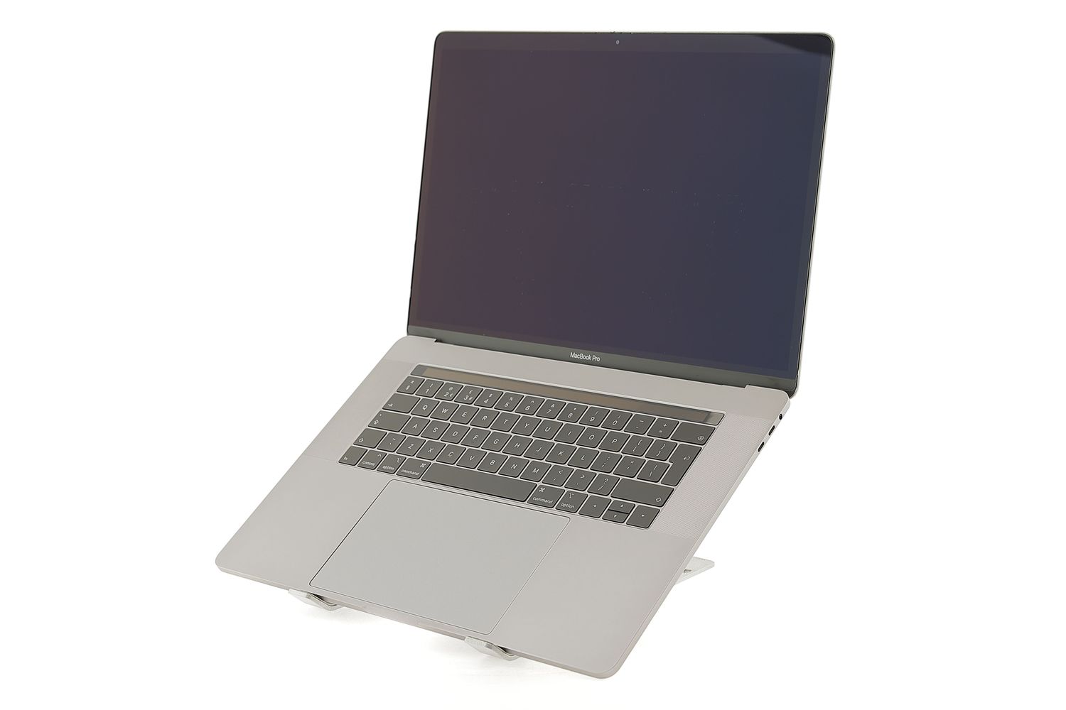 Apple MacBook Pro 15″ Touch Bar 2017, i7 2.8 GHz, 16 GB, AMD Radeon Pro 555 256 GB Space Gray - Nagyon jó