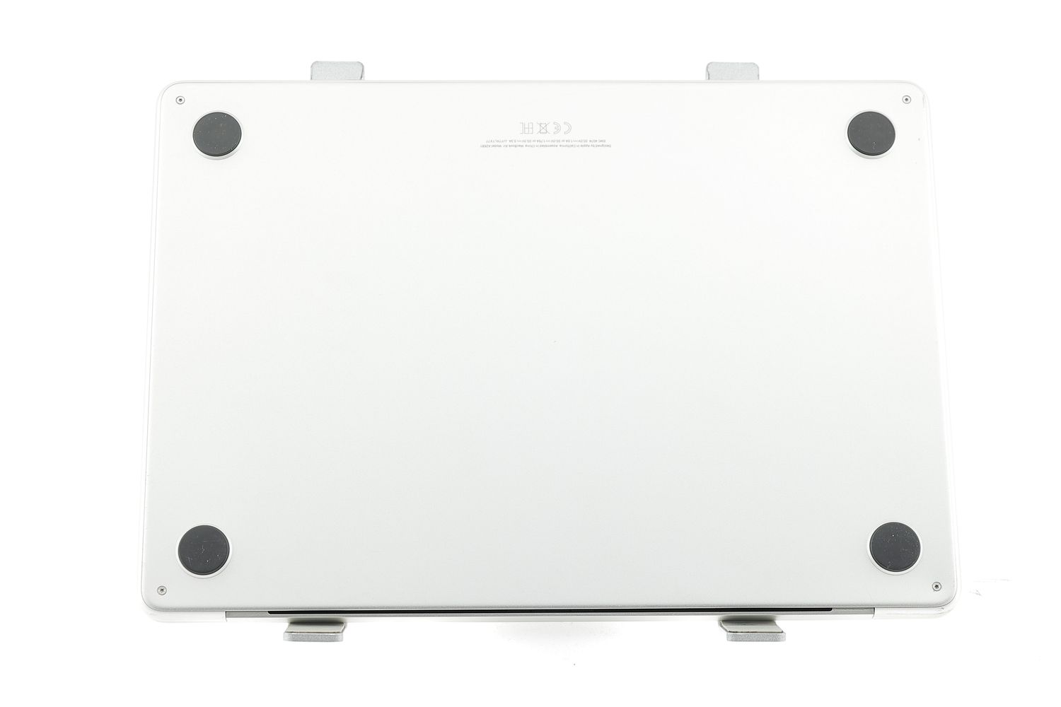 Apple MacBook Air 13″ 2022, M2 8 Cores, 8 GB, 10 core GPU 512 GB Silver - Много добро
