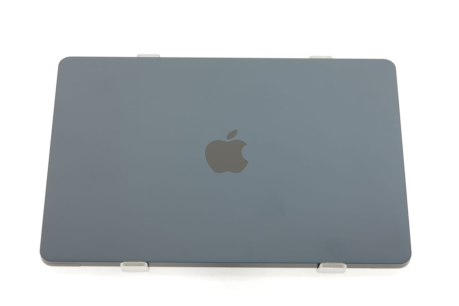 Apple MacBook Air 13″ 2022, M2 8 Cores, 8 GB, 8 core GPU 256 GB Midnight - Отлично