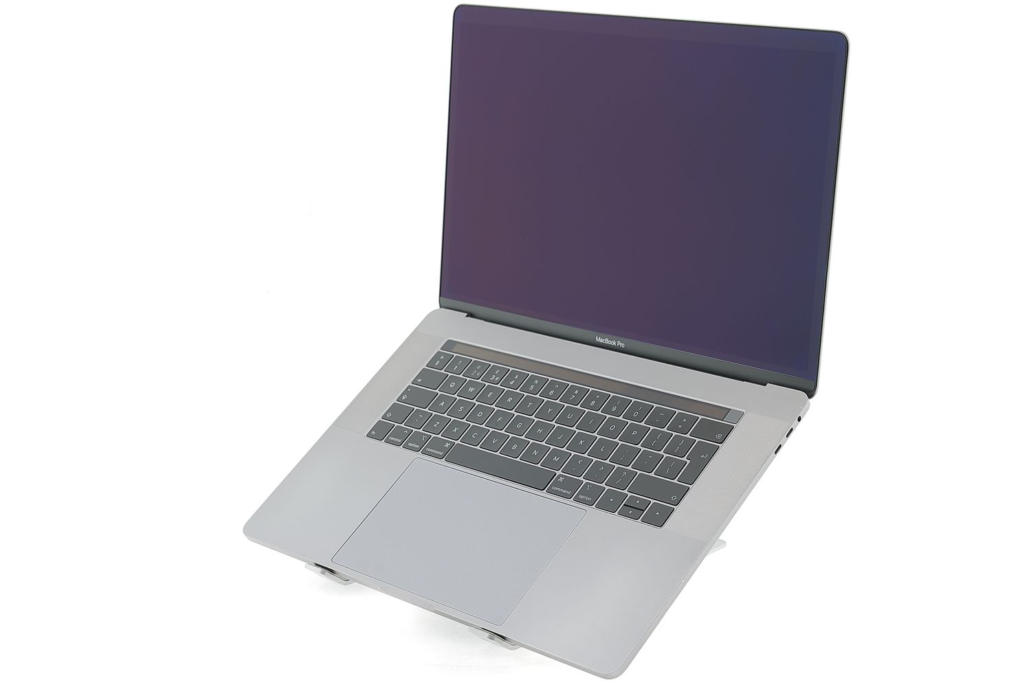 Apple MacBook Pro 15″ Touch Bar 2017, i7 2.8 GHz, 16 GB, AMD Radeon Pro 555 256 GB Space Gray - Много добро