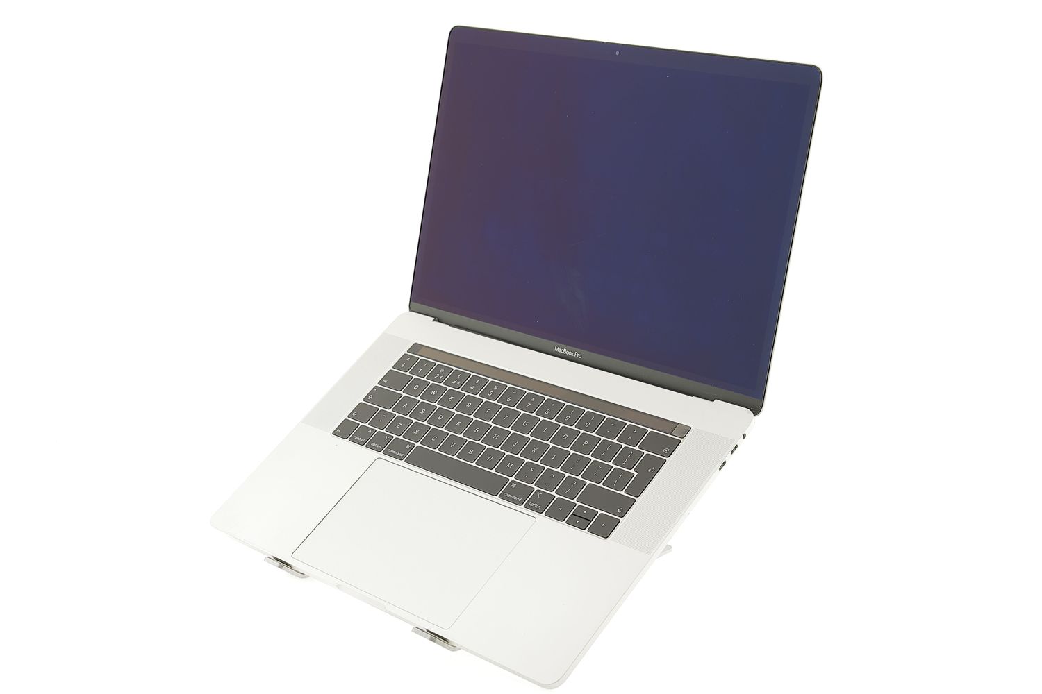 Apple MacBook Pro 15″ Touch Bar 2019, i7 2.6 GHz, 16 GB, AMD Radeon Pro 555X 256 GB Silver - Много добро