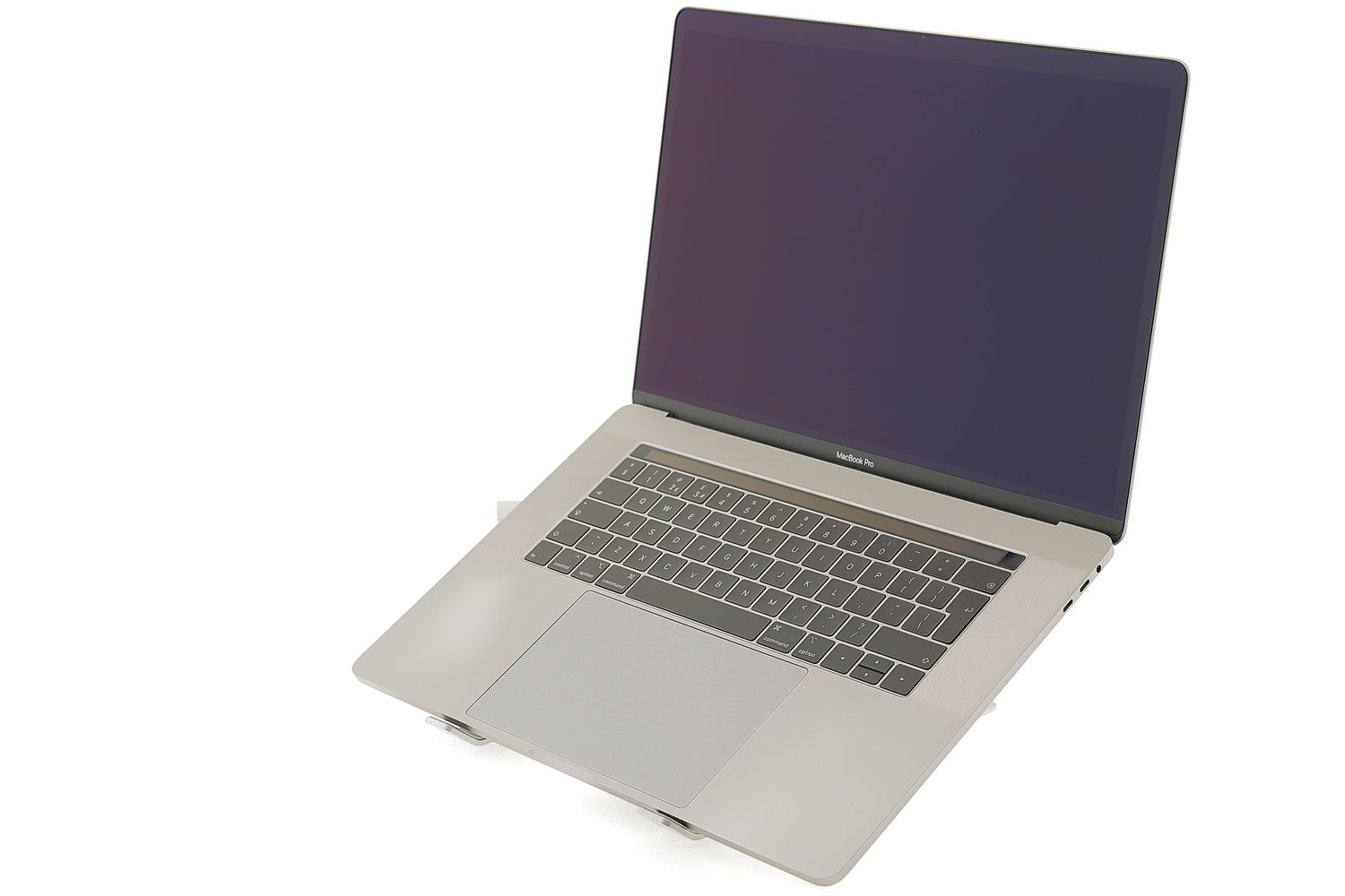 Apple MacBook Pro 15″ Touch Bar 2019, i9 2.4 GHz, 32 GB, AMD Radeon Pro 560x 512 GB Space Gray - Excelent