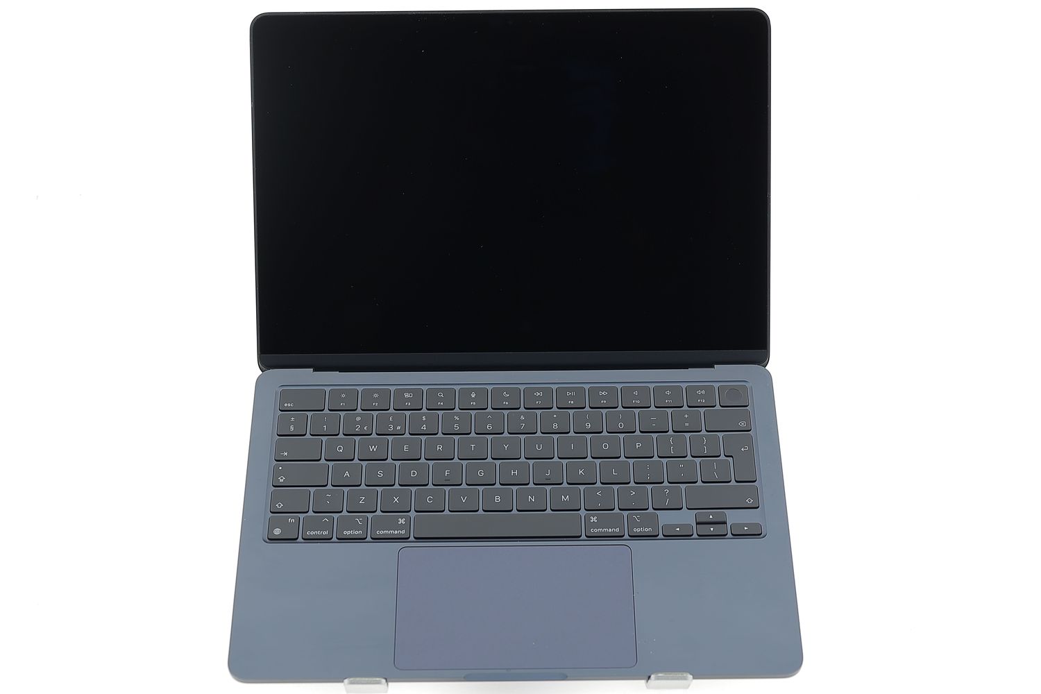 Apple MacBook Air 13″ 2022, M2 8 Cores, 24 GB, 10 core GPU 1 TB Midnight - Много добро