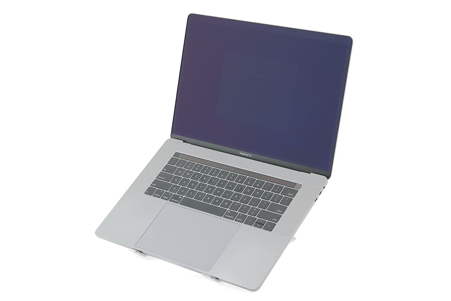 Apple MacBook Pro 15″ Touch Bar 2018, i7 2.2 GHz, 16 GB, AMD Radeon Pro 555X 256 GB Space Gray - Excelent