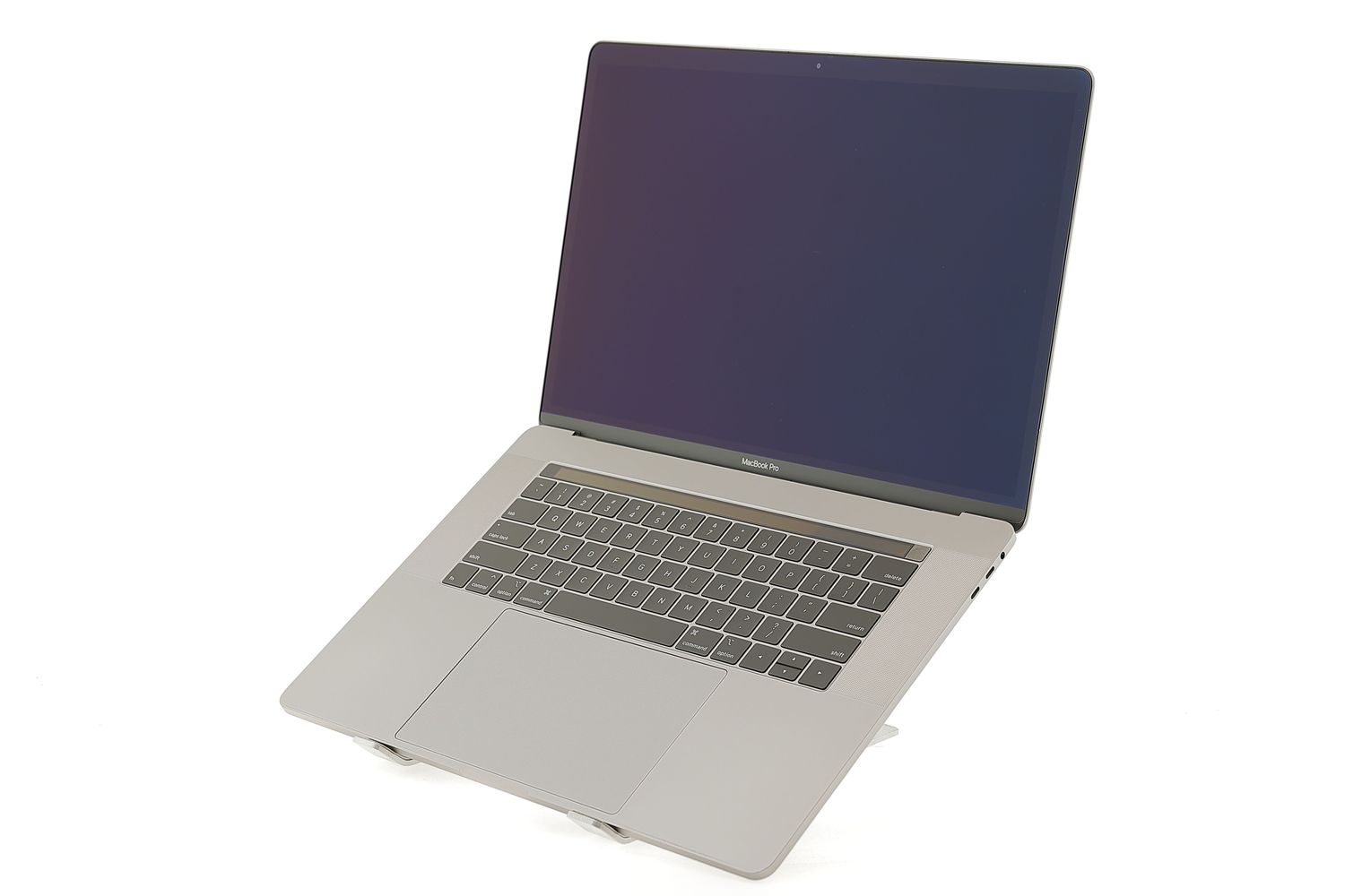 Apple MacBook Pro 15″ Touch Bar 2019, i7 2.6 GHz, 16 GB, AMD Radeon Pro 555X 256 GB Space Gray - Отлично