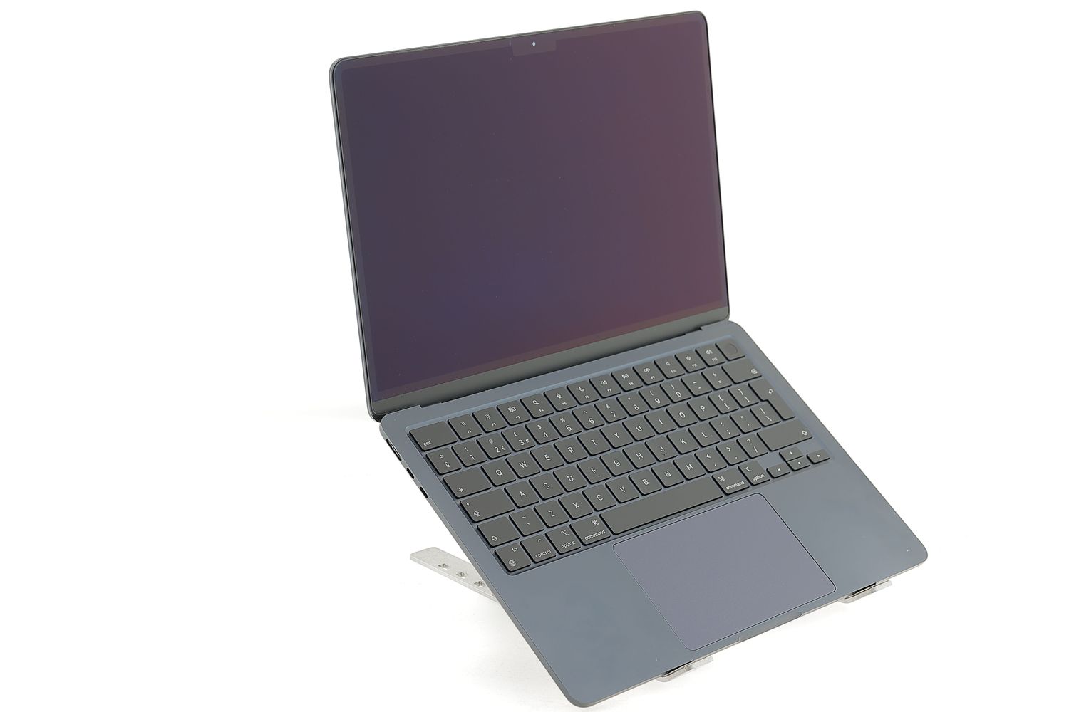 Apple MacBook Air 13″ 2022, M2 8 Cores, 8 GB, 8 core GPU 256 GB Midnight - Отлично