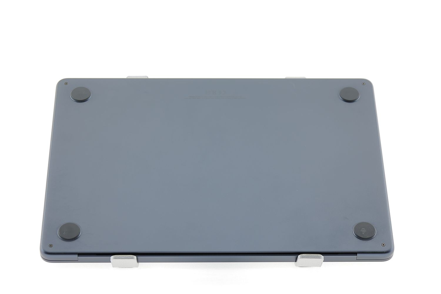 Apple MacBook Air 13″ 2022, M2 8 Cores, 8 GB, 8 core GPU 256 GB Midnight - Много добро