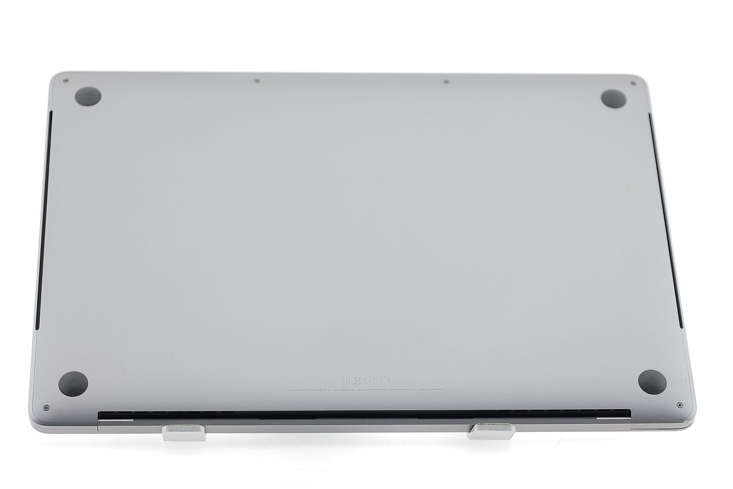 Apple MacBook Pro 15″ Touch Bar 2017, i7 2.8 GHz, 16 GB, AMD Radeon Pro 555 256 GB Space Gray - Отлично