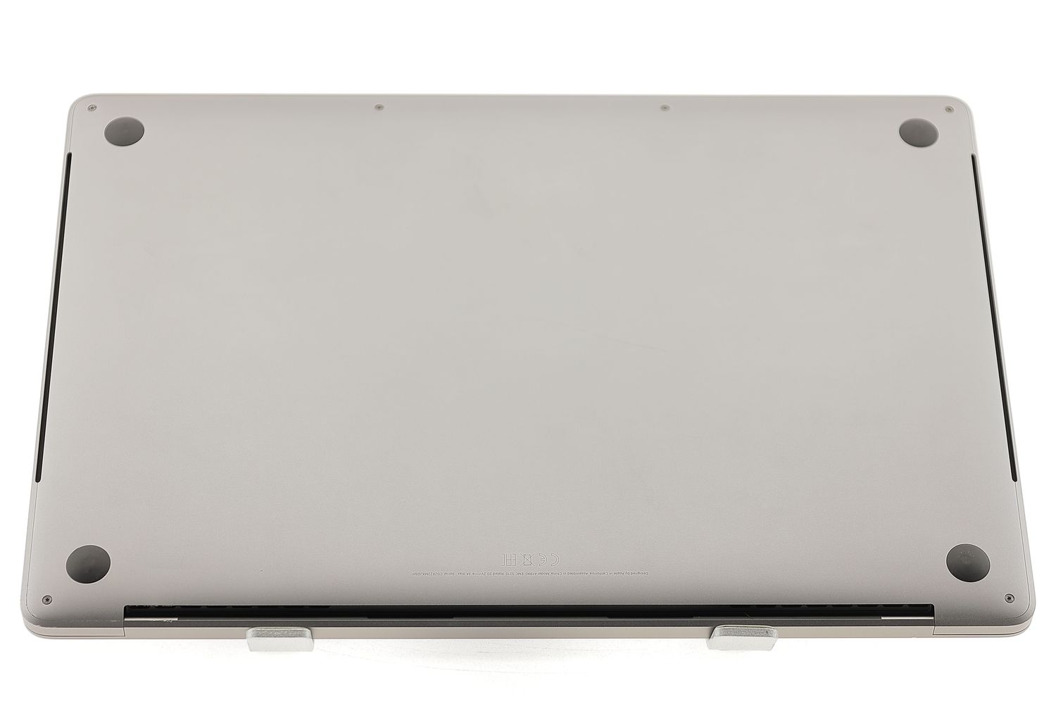 Apple MacBook Pro 15″ Touch Bar 2018, i7 2.2 GHz, 16 GB, AMD Radeon Pro 555X 256 GB Space Gray - Kiváló