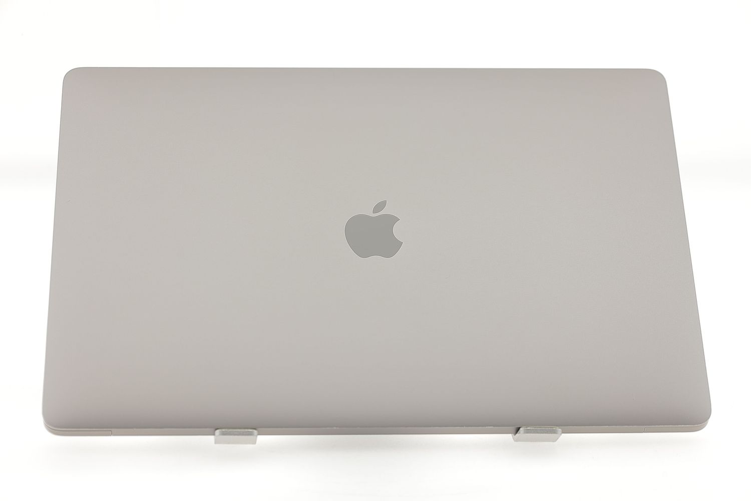Apple MacBook Pro 15″ Touch Bar 2018, i7 2.6 GHz, 16 GB, AMD Radeon Pro 560X 512 GB Space Gray - Kiváló