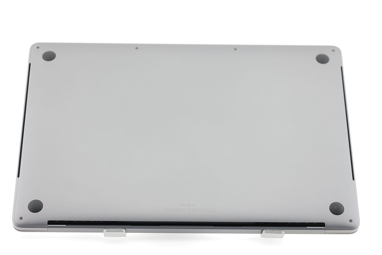 Apple MacBook Pro 15″ Touch Bar 2019, i7 2.6 GHz, 16 GB, AMD Radeon Pro 555X 256 GB Space Gray - Отлично