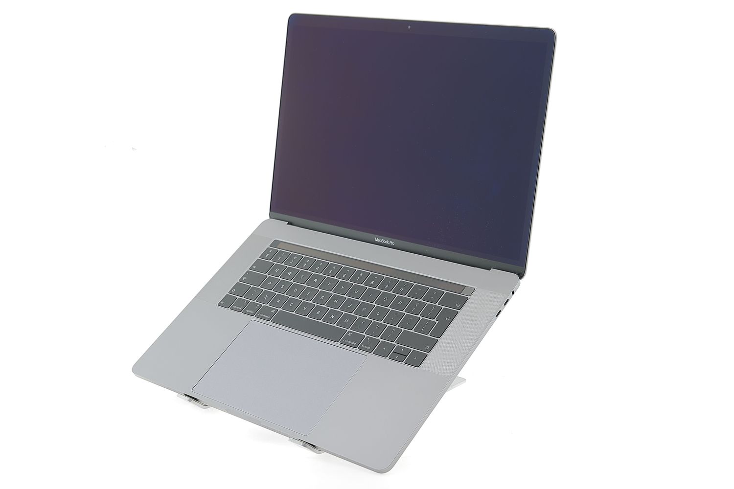 Apple MacBook Pro 15″ Touch Bar 2019, i7 2.6 GHz, 16 GB, AMD Radeon Pro 555X 256 GB Space Gray - Отлично
