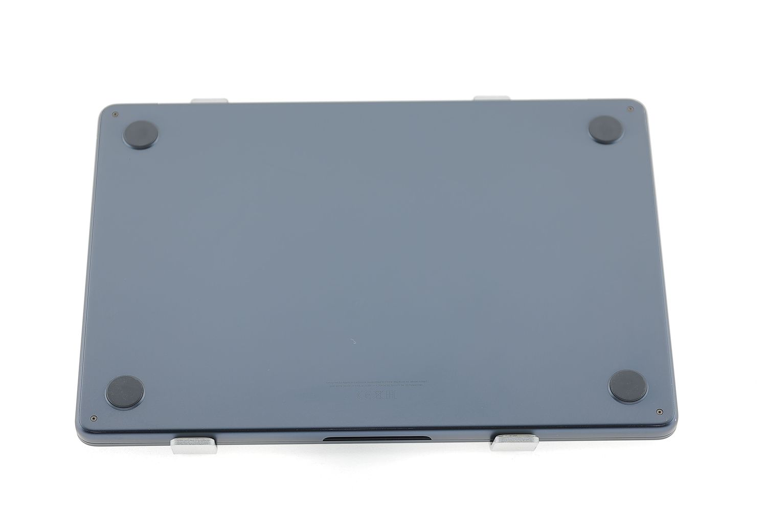 Apple MacBook Air 13″ 2022, M2 8 Cores, 24 GB, 10 core GPU 1 TB Midnight - Много добро