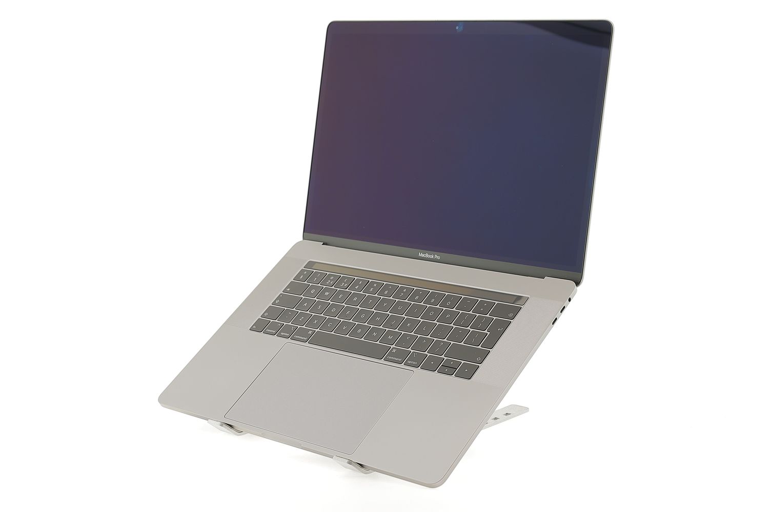 Apple MacBook Pro 15″ Touch Bar 2018, i9 2.9 GHz, 16 GB, AMD Radeon Pro 560X 512 GB Space Gray - Excelent