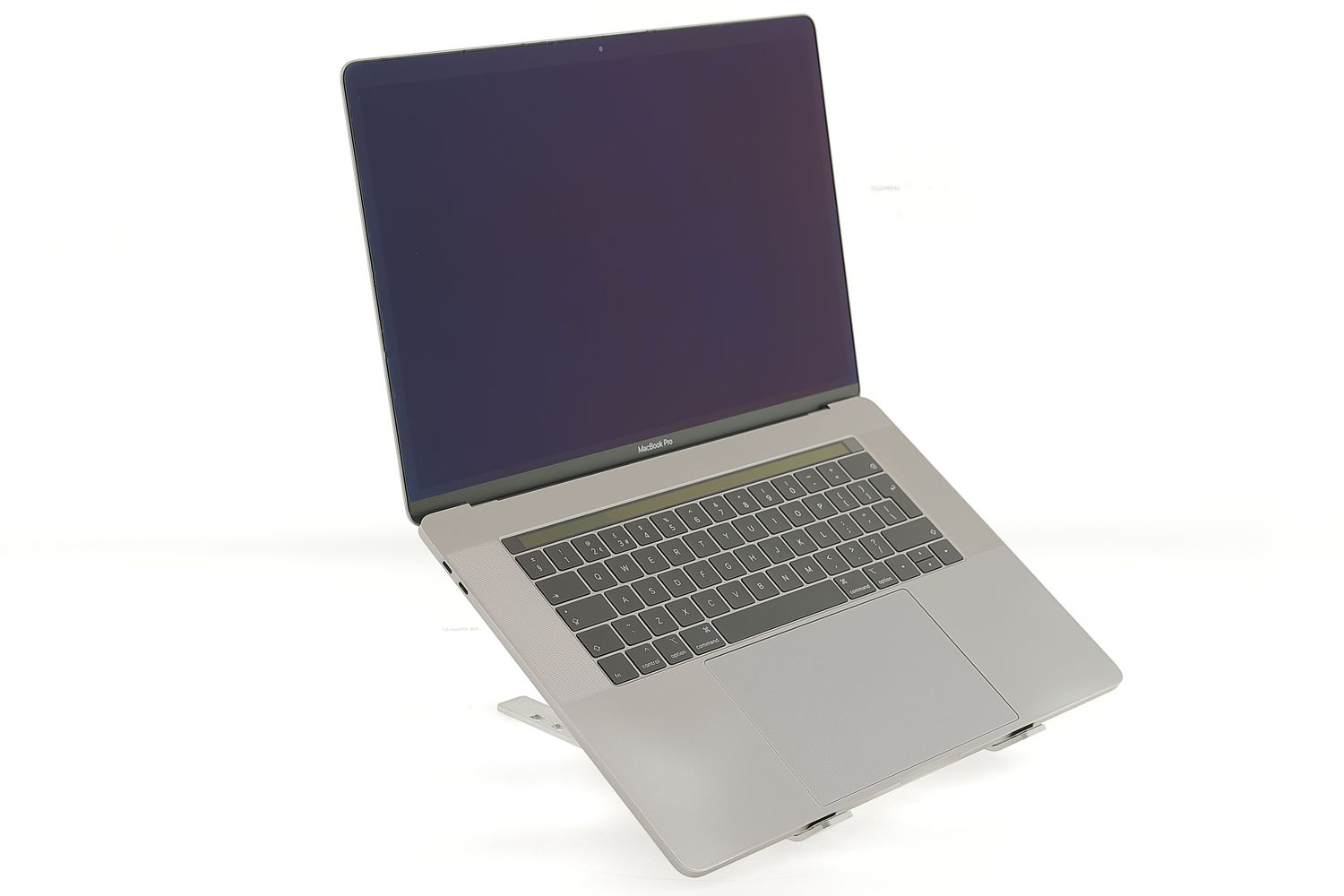 Apple MacBook Pro 15″ Touch Bar 2018, i7 2.6 GHz, 16 GB, AMD Radeon Pro 560X 512 GB Space Gray - Kiváló