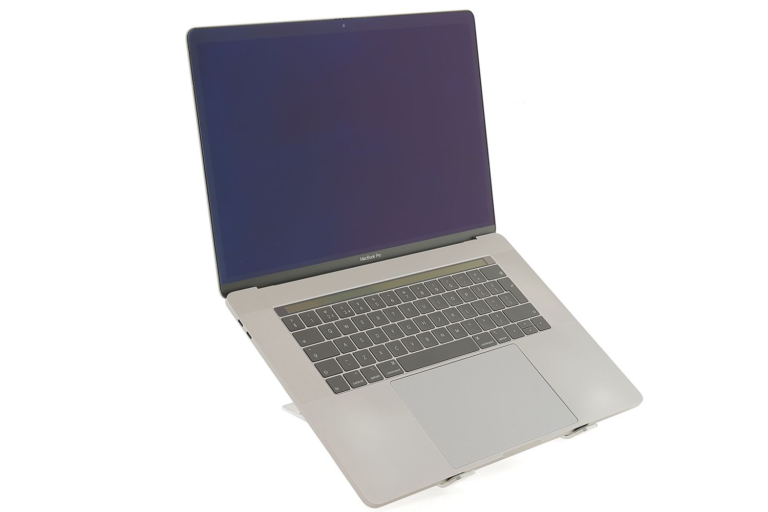 Apple MacBook Pro 15″ Touch Bar 2018, i7 2.2 GHz, 16 GB, AMD Radeon Pro 555X 256 GB Space Gray - Kiváló