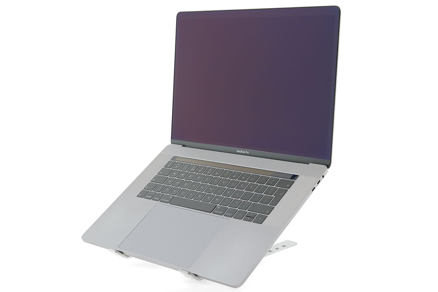 Apple MacBook Pro 15″ Touch Bar 2017, i7 2.8 GHz, 16 GB, AMD Radeon Pro 555 256 GB Space Gray - Много добро