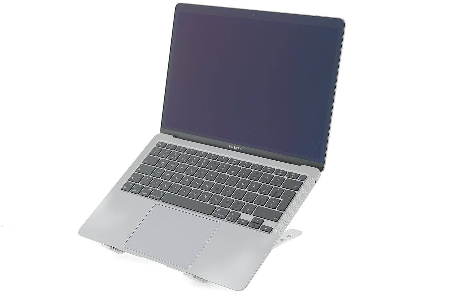 Apple MacBook Air 13″ 2020, i3 1.1 GHz, 8 GB, Intel Iris Plus 256 GB Space Gray - Много добро