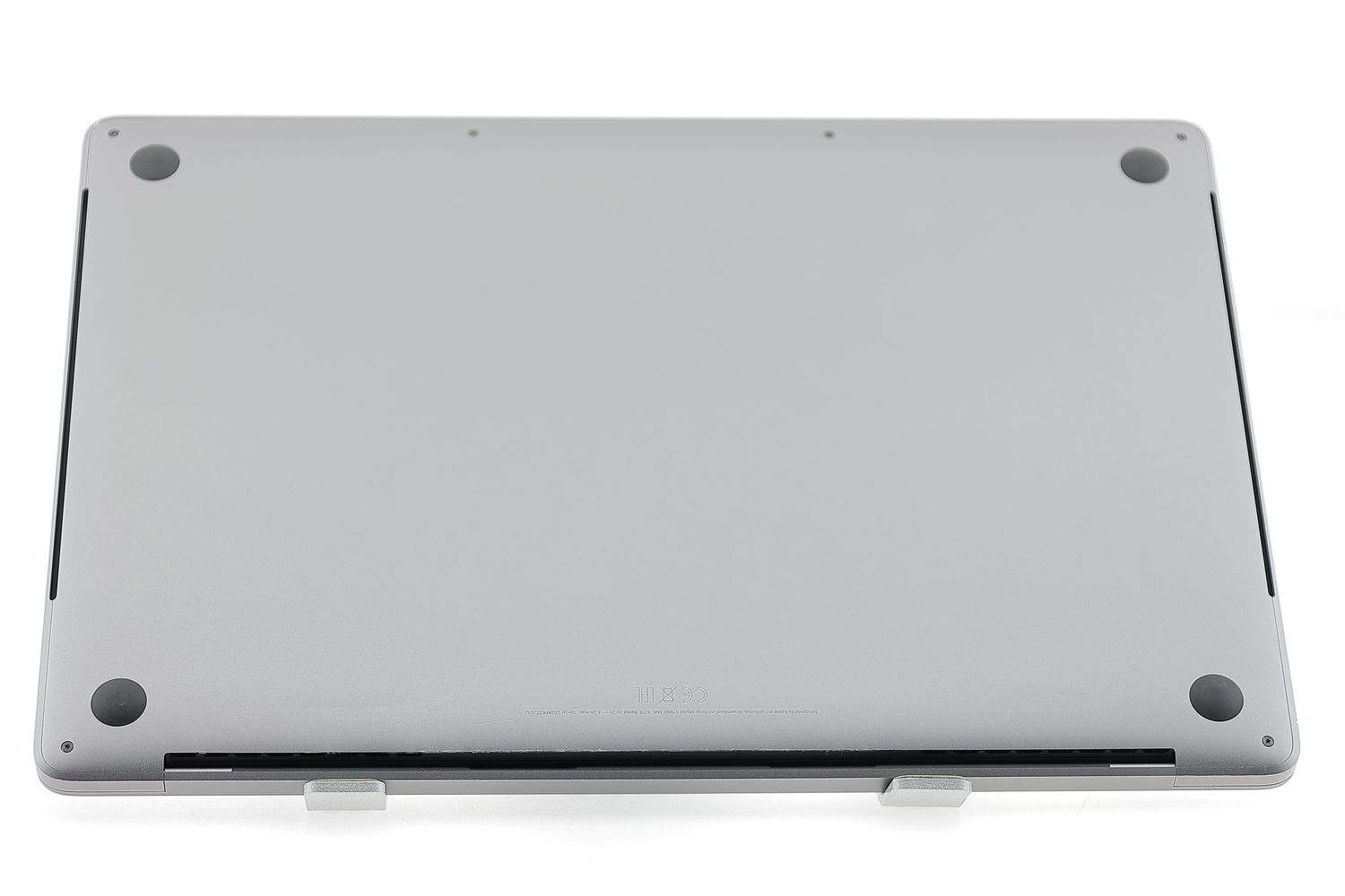 Apple MacBook Pro 15″ Touch Bar 2018, i7 2.6 GHz, 16 GB, AMD Radeon Pro 555X 512 GB Space Gray - Отлично