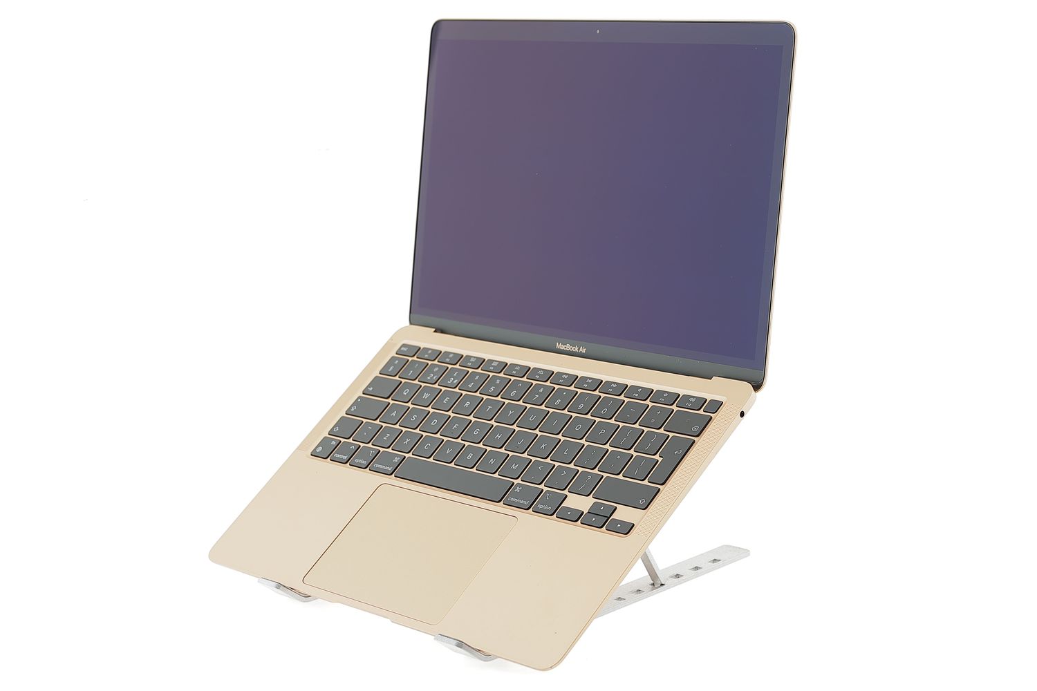 Apple MacBook Air 13″ 2020, i3 1.1 GHz, 8 GB, Intel Iris Plus 256 GB Gold - Foarte bun
