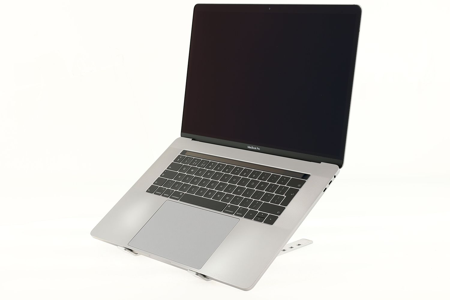 Apple MacBook Pro 15″ Touch Bar 2017, i7 2.8 GHz, 16 GB, AMD Radeon Pro 555 256 GB Space Gray - Много добро